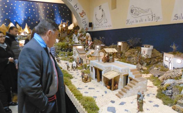 El alcalde de la localidad, Marcos Martínez, viendo el Belén este viernes.