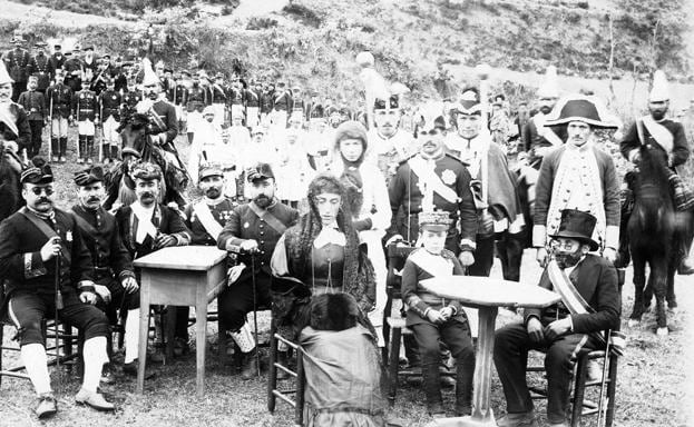 Vecinos de Caboalles en el carnaval de Villablino en 1894. 