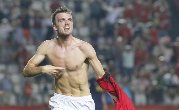 Manu Barreiro celebra un gol con el Nastic.