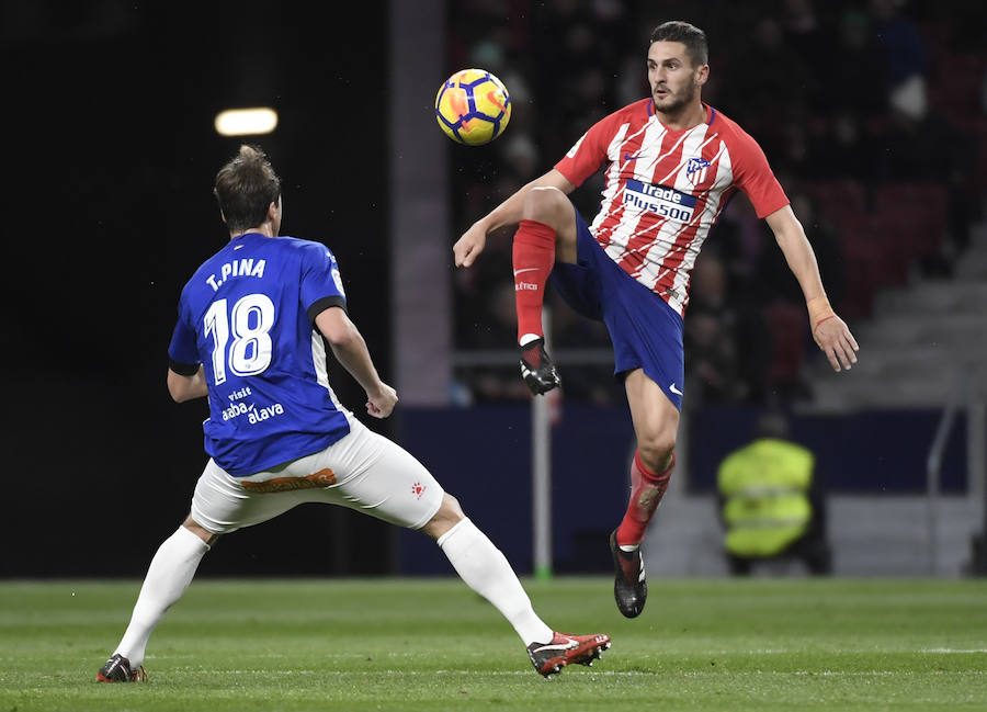 Un gol de Fernando Torres, que partió de suplente, a falta de 20 minutos para el final, dio la victoria al Atlético ante el Alavés en la jornada 16 de Liga.