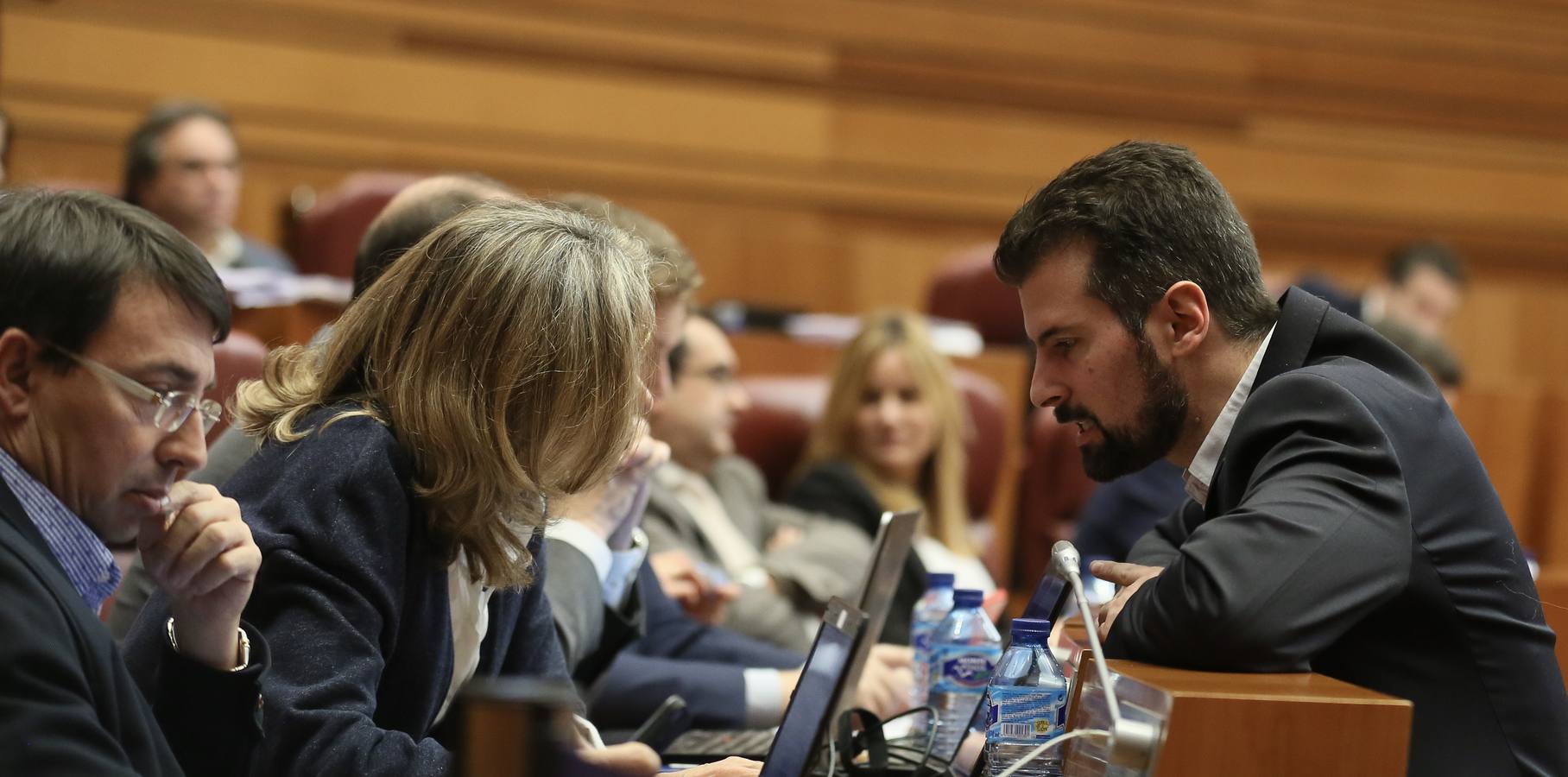 La consejera de Economía y Hacienda, Pilar del Olmo, abrió hoy la primera sesión del pleno que aprobará, previsiblemente, la Ley de Medidas y el proyecto presupuestario que contempla 10.859,2 millones de euros