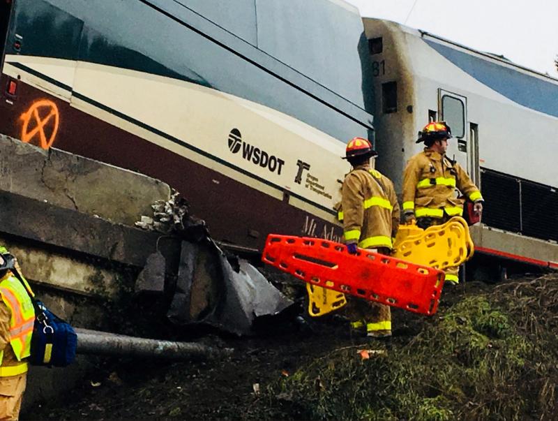 Un tren descarrila y queda colgando sobre una autopista en el estado de Washington