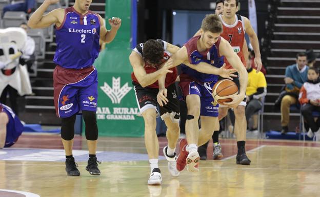 Un lance del partido entre Agustinos y Granada.