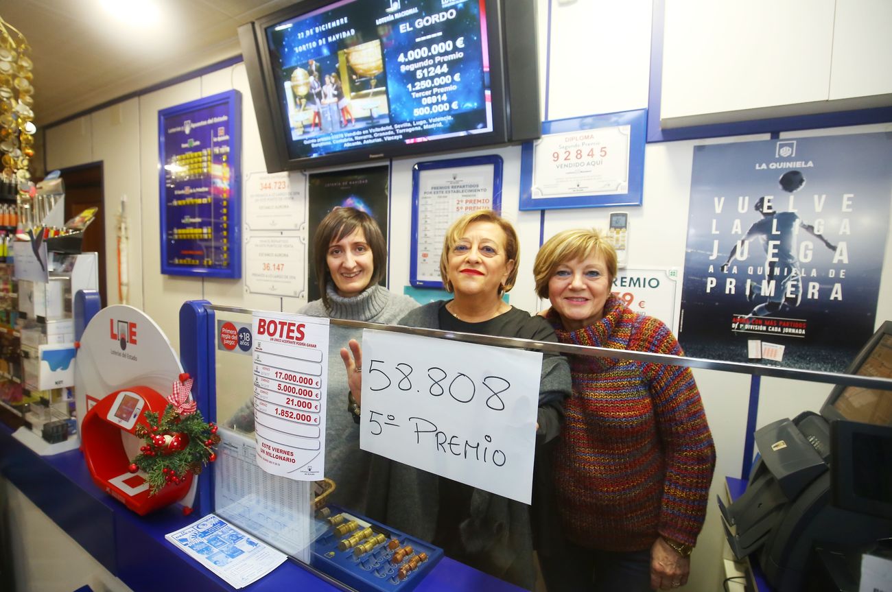 Un décimo del segundo premio de la lotería de Navidad es vendido en la administración 'A Meiga', de Ponferrada