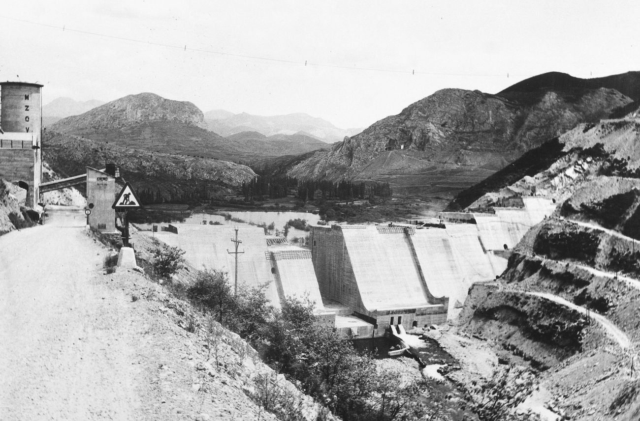 Llenado en pruebas del embalse del Porma, en León, el 22 de diciembre de 1967