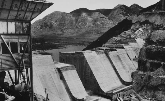 Imagen principal - Llenado en pruebas del embalse del Porma, en León, el 22 de diciembre de 1967.