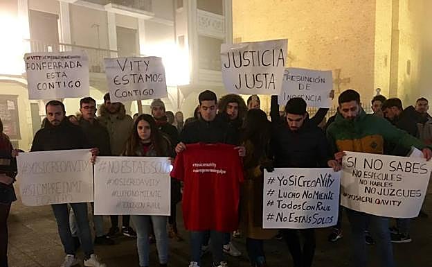 Imagen principal - 50 personas se concentran en Ponferrada en apoyo a los jugadores acusados de presunto abuso a una menor