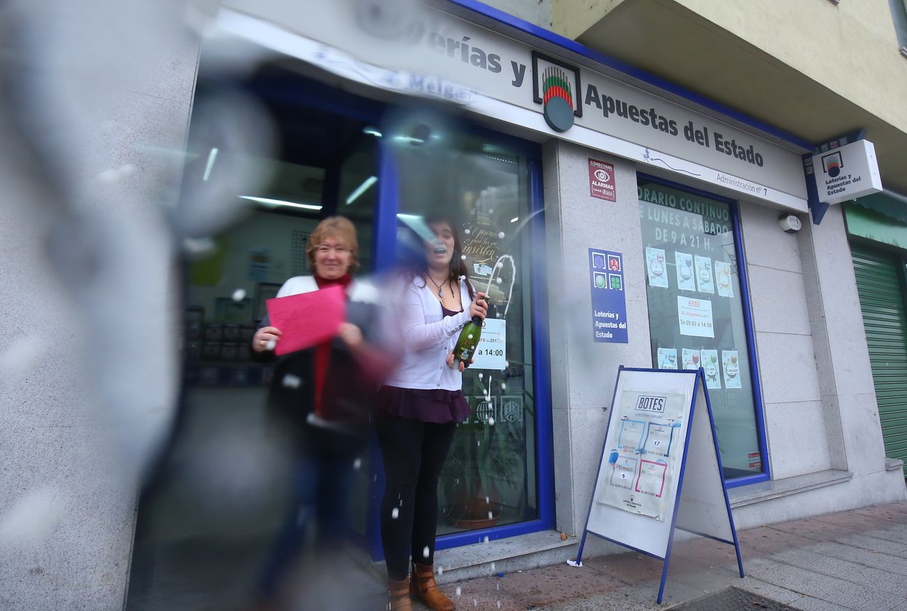 Un décimo del segundo premio de la lotería de Navidad es vendido en la administración 'A Meiga', de Ponferrada