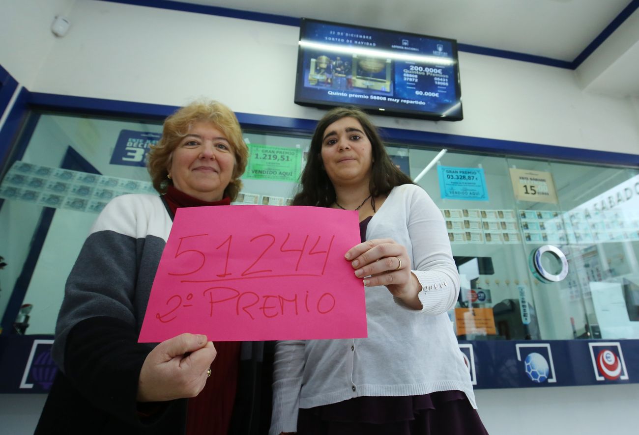 Un décimo del segundo premio de la lotería de Navidad es vendido en la administración 'A Meiga', de Ponferrada