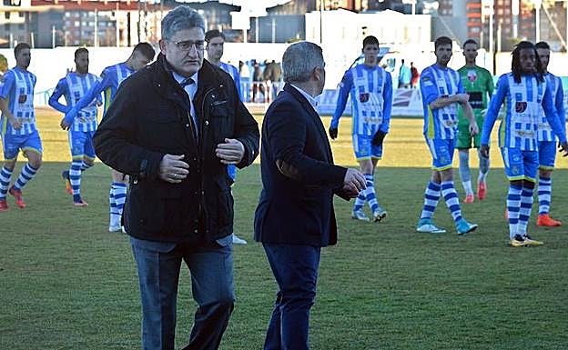 El periodista leonés Óscar Campillo da lectura al manifiesto en el campo de fútbol de La Arandina. 