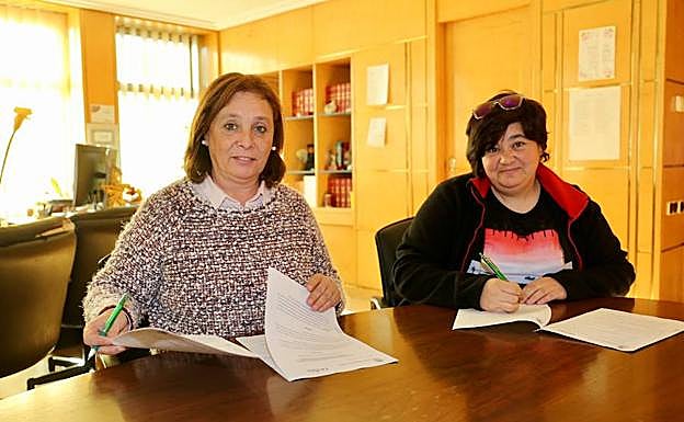 Aurora Baza y Maribel Velasco firman el convenio.