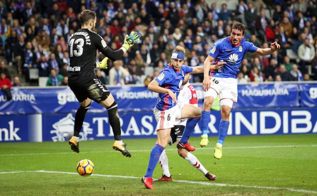 Carlos Hernández marca el 2-0 en el partido ante la Cultural.