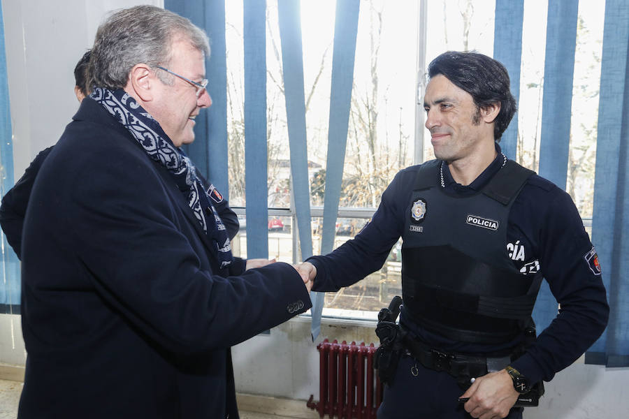 La felicitación a bomberos y policías