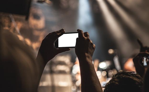Público de un concierto utiliza el móvil para sacar fotografías y vídeos.