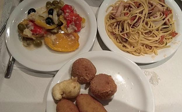 Espaguetis, croquetas y pescado rebozado, el menú navideño de los policías en los barcos de Barcelona