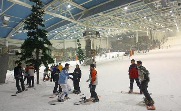Las pistas de Madrid SnowZone se llenan de aficionados a los deportes de nieve