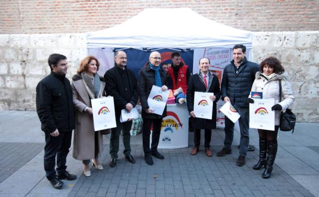 En la imagen, miembros de la mesa de las Cortes y procuradores en el stand. 