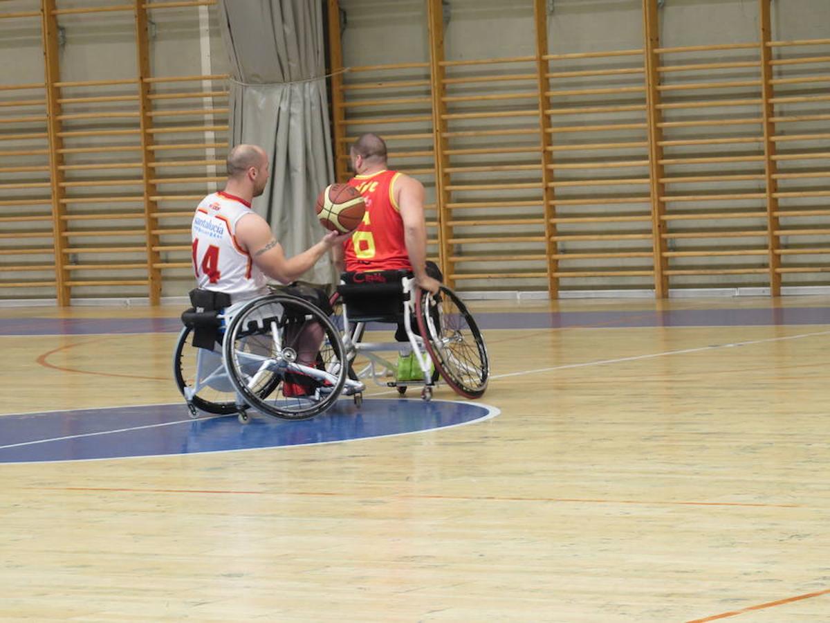 La selección española de basket en silla de ruedas se entrena en León