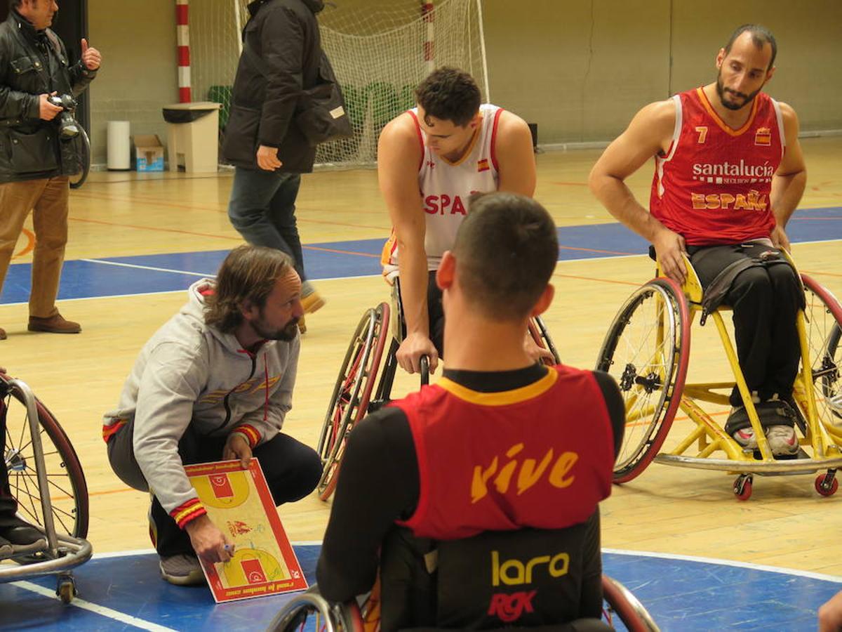 La selección española de basket en silla de ruedas se entrena en León