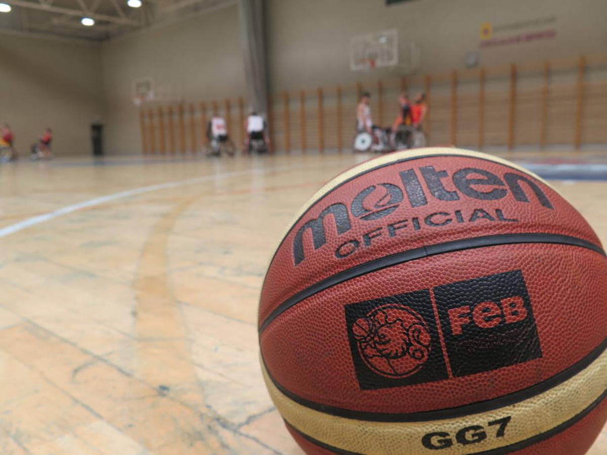 La selección española de basket en silla de ruedas se entrena en León