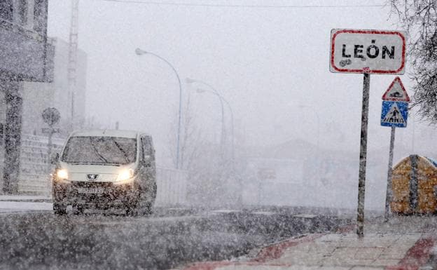 La nieve obliga al uso de cadenas en ocho puntos de la provincia de León.