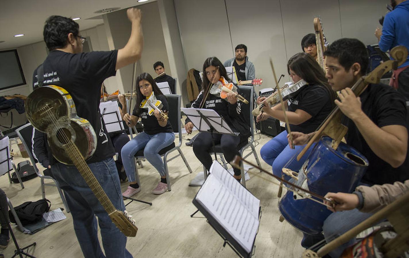 La Orquesta Cateura utiliza los despojos para crear eficaces instrumentos