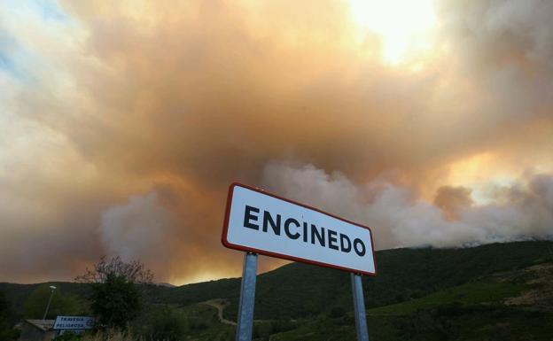 El mayor de los incendios comenzó en Encinedo.