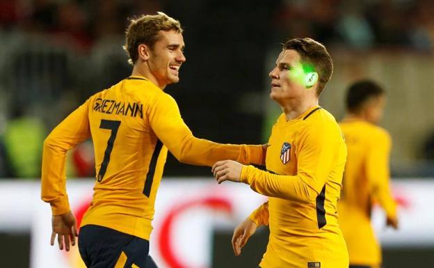 Griezmann felicita a su compatriota Gameiro tras uno de sus goles.