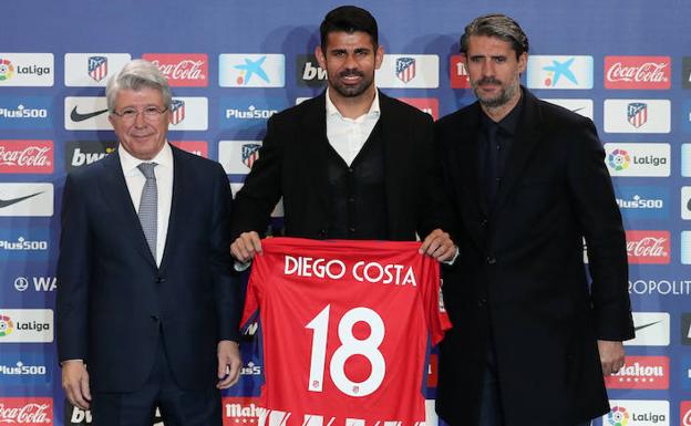 Diego Costa (c), junto a Cerezo (i) y Caminero. 