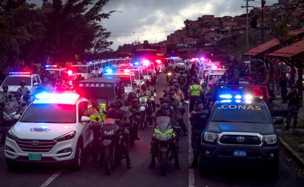 Distintos cuerpos de seguridad durante un despliegue antisecuestro impulsado por el Gobierno nacional en Caracas. 