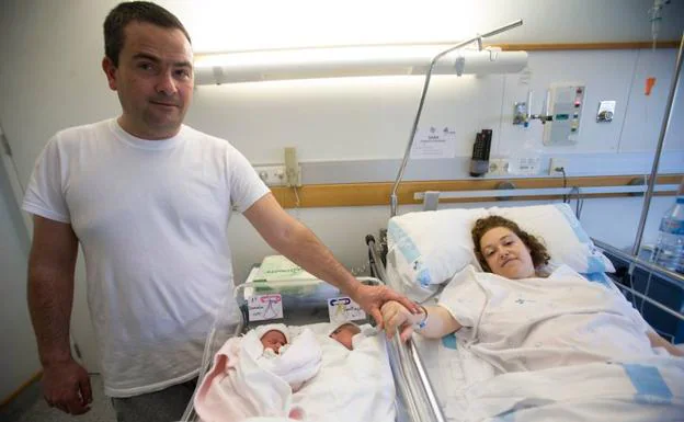 Daniela y Santiago, mellizos, son los primeros bebés abulenses de 2018. 