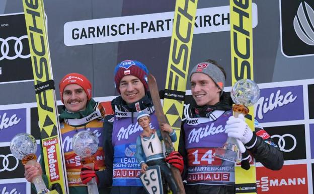 El polaco Kamil Stoch, en el podio, entre Richard Freitag y Anders Fannemeld. 