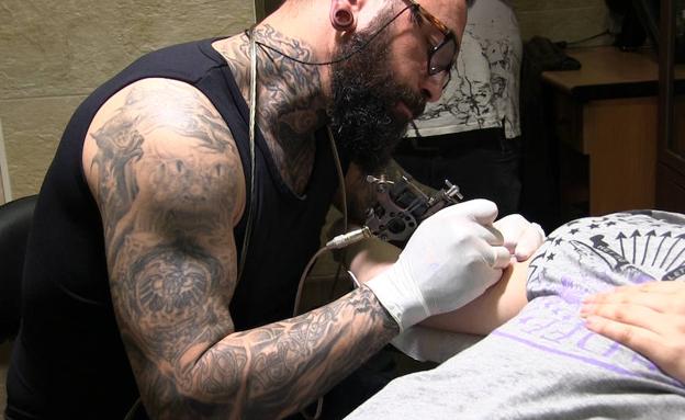 Garci este martes durante uno de sus tatuajes.