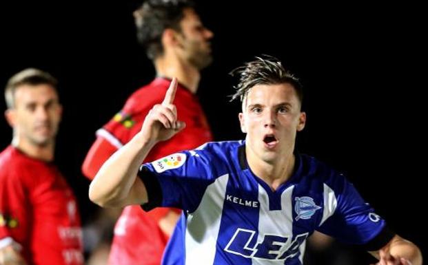 Demirovic celebra el primer gol que le marcó al Formentera. 