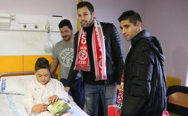 Galería. Jesús Fernández y Manu, con un niño.