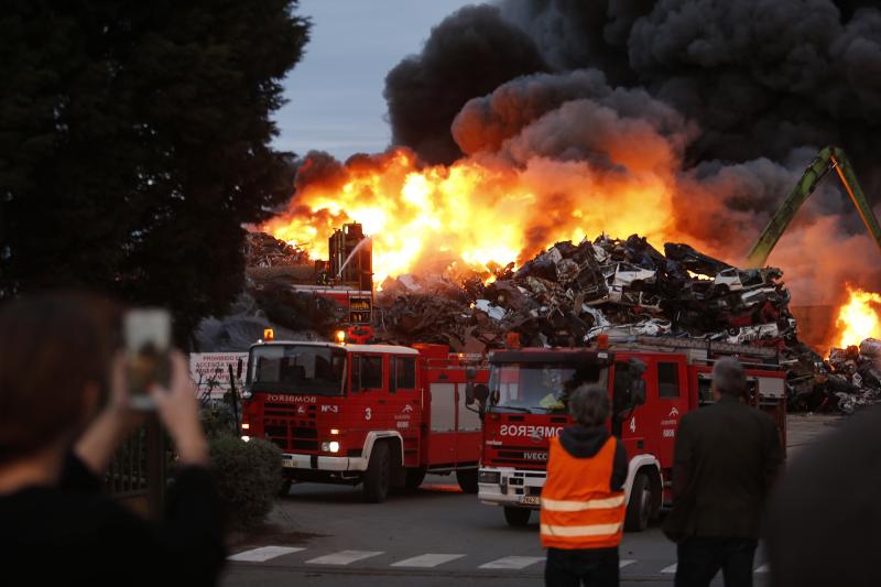 Las imágenes del espectacular incendio en un desguace de Gijón