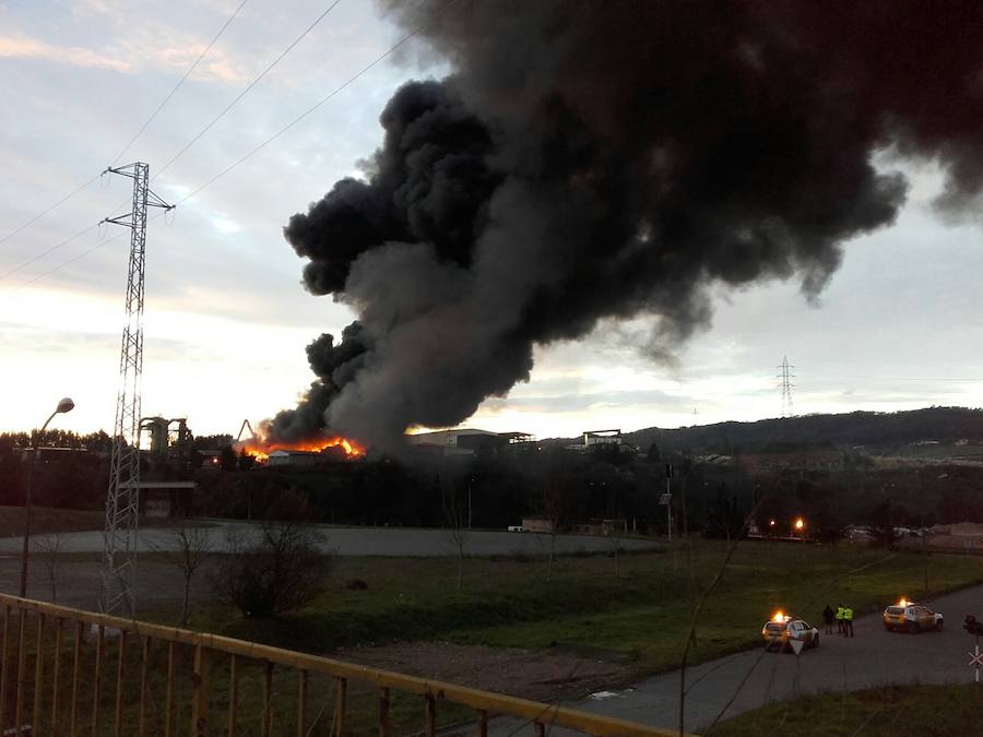 Las imágenes del espectacular incendio en un desguace de Gijón