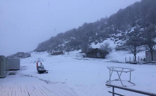 Entorno de la estación de Fuentes de Invierno este viernes.