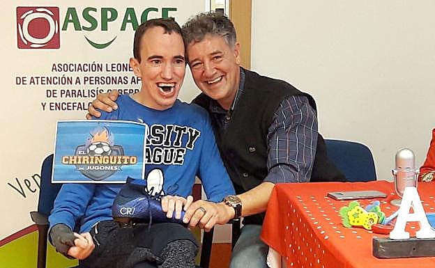 Rafa Guerrero, en Aspace León, en el momento de hacer la entrega de las botas de CR7.