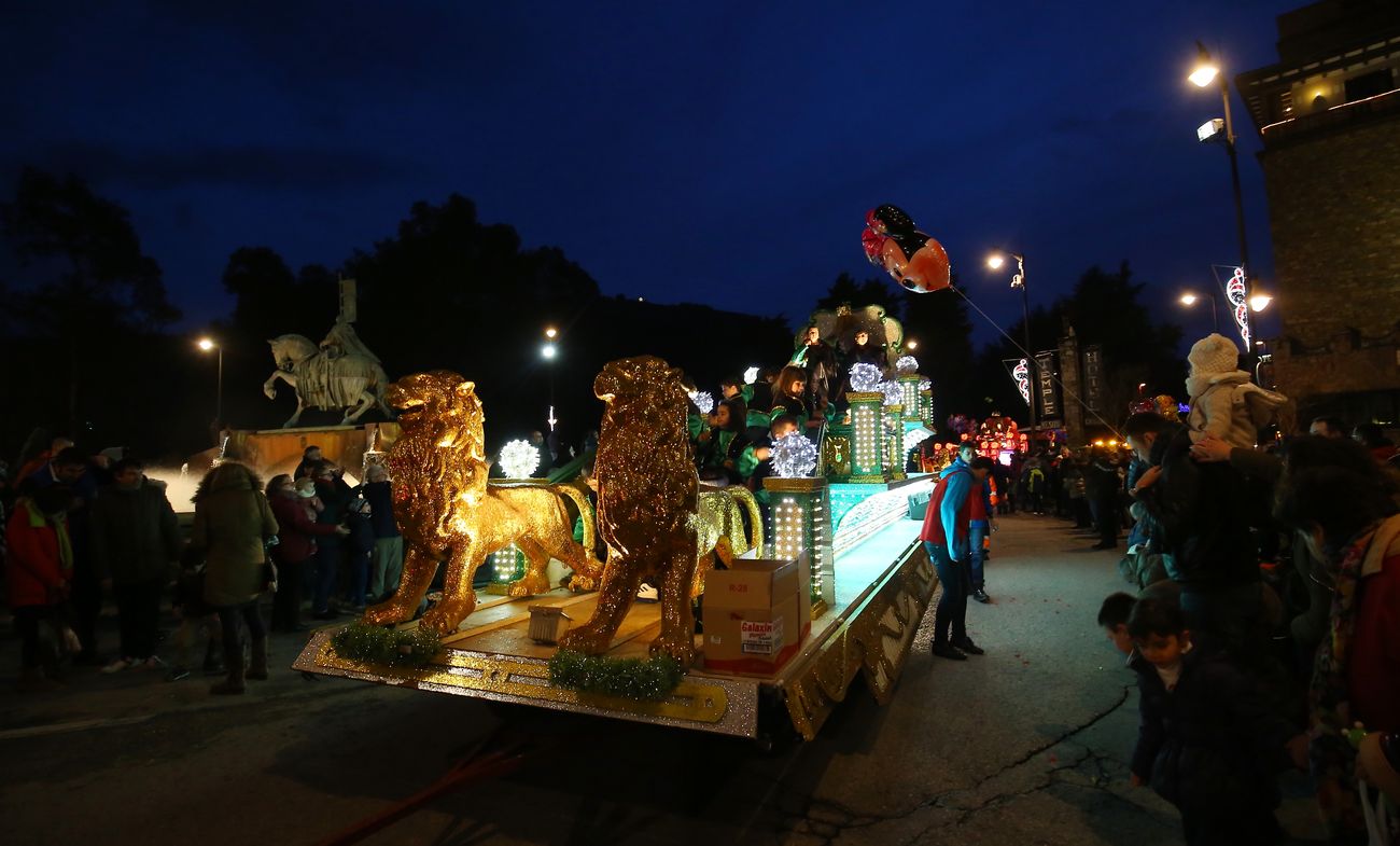 Melchor, Gaspar y Baltasar, guiados como manda la costumbre por el Mago Chalupa, visitaron un año más Ponferrada en una de las noches más mágicas del año