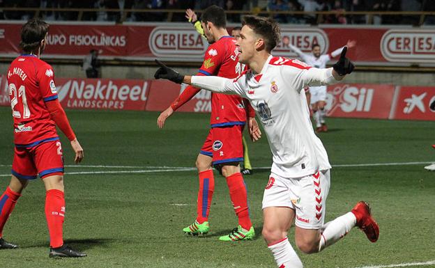 Señé celebra su gol.