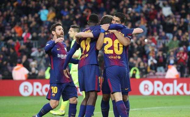 Los futbolistas del Barça celebran el gol de Luis Suárez. 