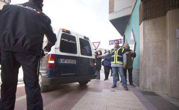 Los jugadores en el furgón policial.