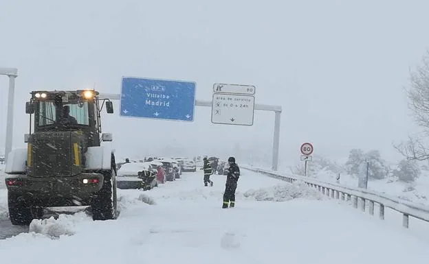 Efectivos de la UME León en la AP-6. 