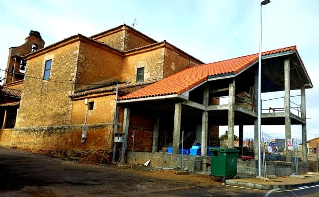 La repelente imagen de una vivienda unifamiliar junto a la iglesia de Villasabariego.