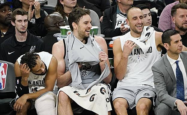Pau Gasol y Manu Ginóbili , en el banquillo. 