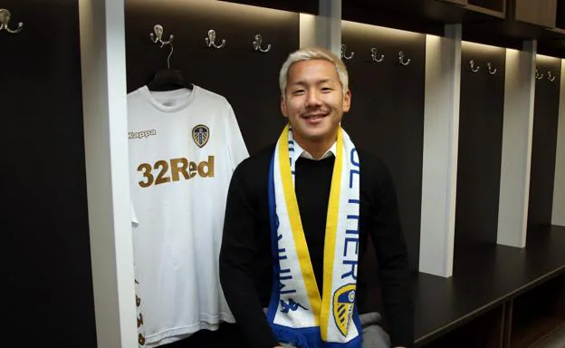 Galería. Ideguchi, en el vestuario del Leeds United.