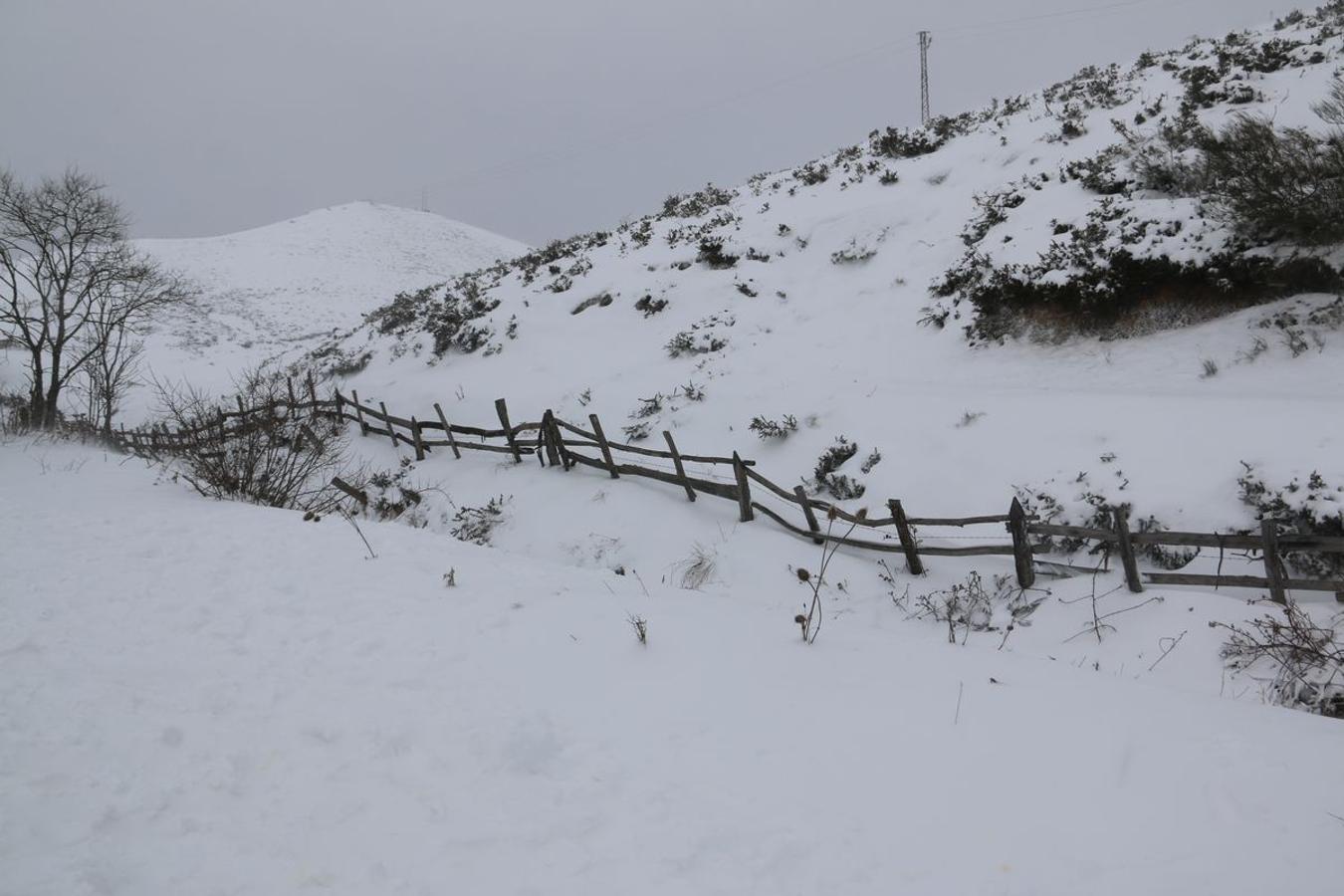 El hielo, la nieve y la ventisca, protagonistas en Pajares