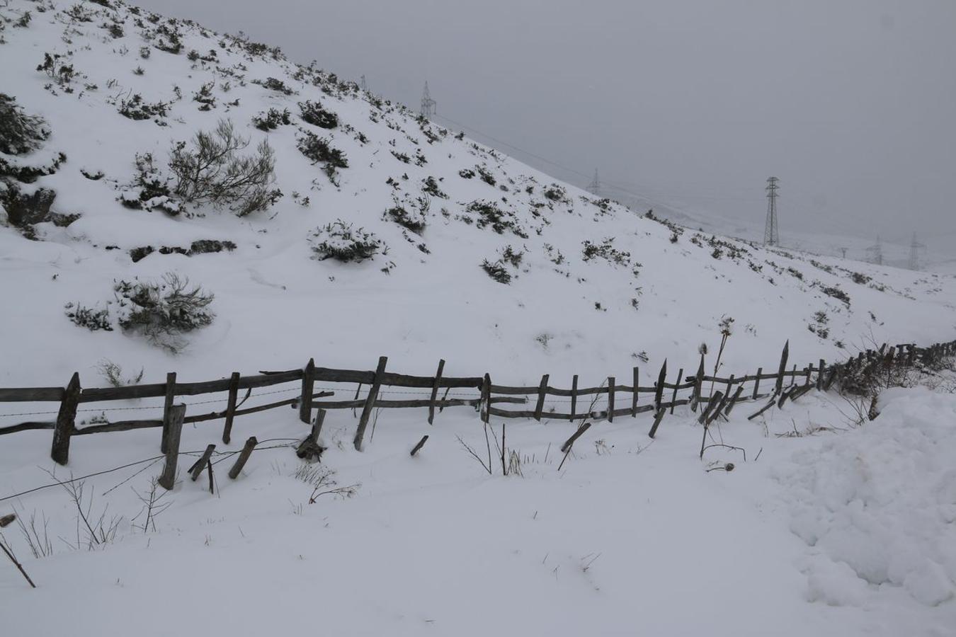 El hielo, la nieve y la ventisca, protagonistas en Pajares