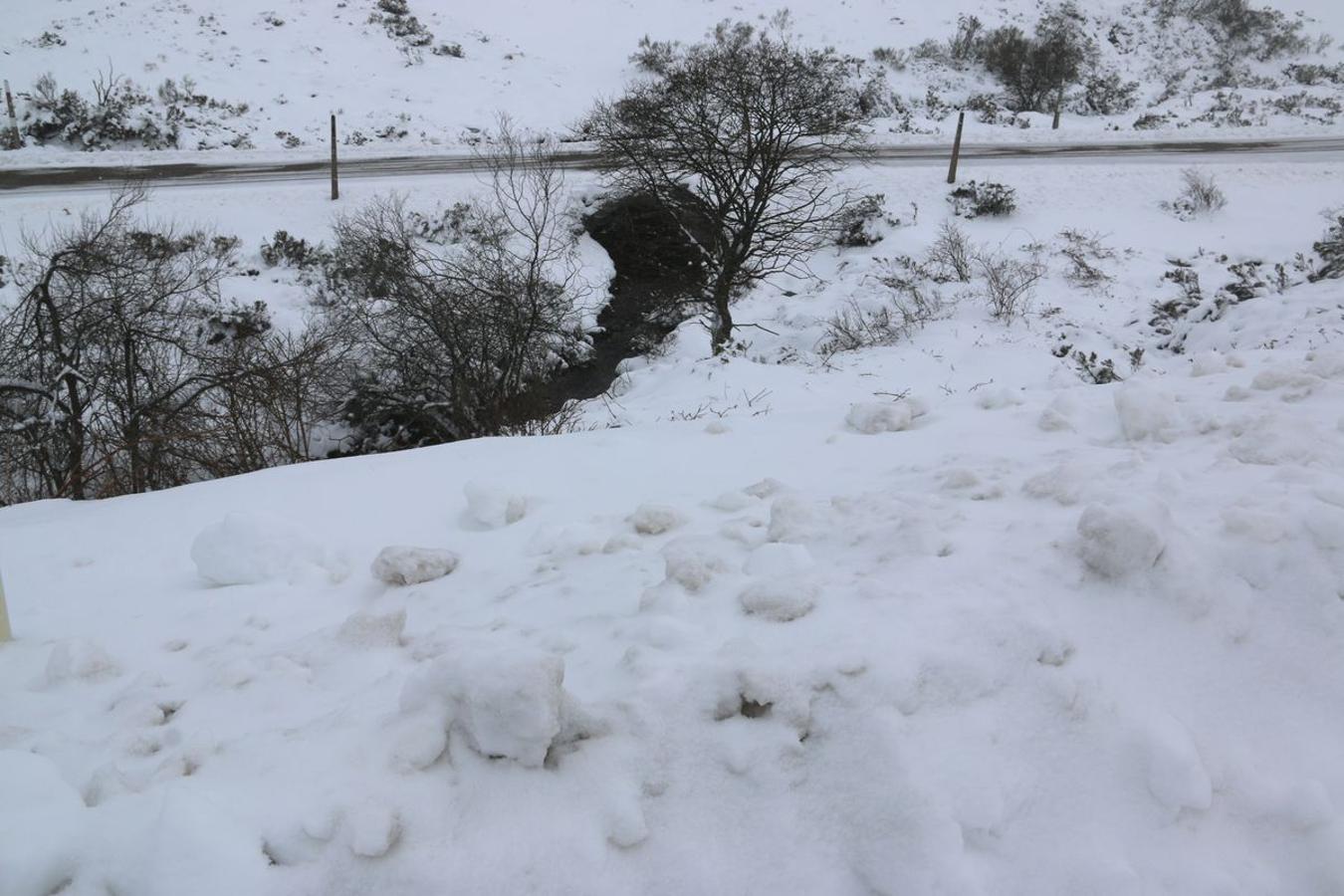 El hielo, la nieve y la ventisca, protagonistas en Pajares